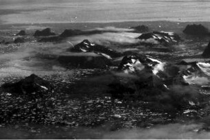 Kap Dan: Luftbilder, Küstenfjorde, Berge, Eisschollen und Wolken