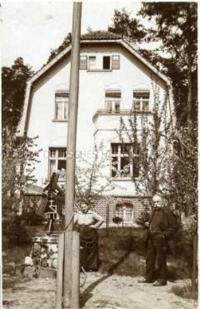 Älteres Paar vor Villa