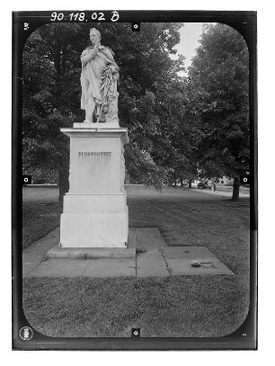 Berlin-Mitte, Unter den Linden. Denkmal Gerhard von Scharnhorsts (1819-1822; K. F. Schinkel, 1822-1855; C. D. Rauch). Frontalansicht