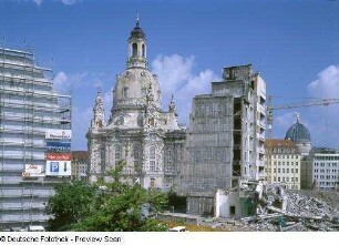 Frauenkirche : Abriß des Erweiterungsbaus des Polizeigebäudes (erb. 1976-1979; G. Fischer, M. Fasold). Blick aus dem 1. Obergeschoß des Stadtmuseums über die Baustelle gegen die Frauenkirche