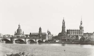 Dresden, Blick vom Neustädter Elbufer in Höhe des Japanischen Palais nach Südosten auf die Altstadt