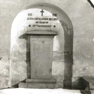 Gedenkstein für die Gefallenen des 1. Weltkrieges. Gornau/Erzgebirge-Dittmannsdorf. Dorfkirche, Kirchenmauer