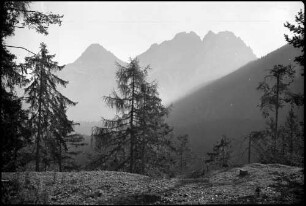 Fern Pass: Zugspitzmassiv, vom Fernpass aus, (Vordergrund Straße mit Autobus)
