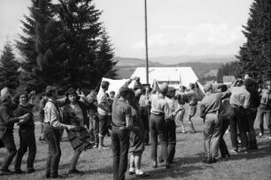 Thurner: ungarisches Pfadfinderlager im Schwarzwald, Spielwiese, Jungen und Mädel beim Volkstanz