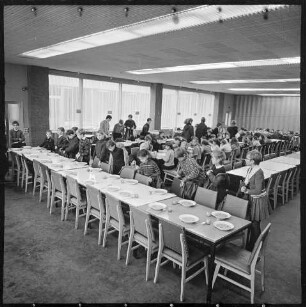 Kantine einer Berliner Schule zur Mittagszeit, 1969. SW-Foto © Kurt Schwarz.