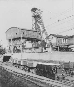 Akkumulatoren-Lokomotive, in einem Bergwerksbetrieb : Technikgeschichte | Elektrotechnik | Verbrauch elektrischer Energien | Elektrische Kleinbahnlokomotiven und Triebwagen mit und ohne Stromzuführung