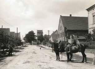 Hayna. Dorfplatz mit Blick zum Kirchturm. Ansicht mit Reiter