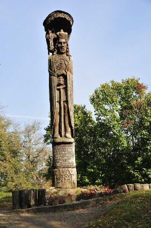 Trakai - Holzskulptur eines litauischen Königs : Im Park neben der Wasserburg von Trakai steht die überdimensionale Holzskulptur eines litauischen Königs. Aufgenommen am 8. Oktober 2010