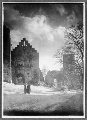 Burg Salzburg : Burg Salzburg. Torturm im Nordosten mit Zickzackbogen. Ansicht von Südwesten