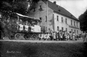 Schulfest : Festwagen und Kinder vorm Gasthof Oberschmiedeberg