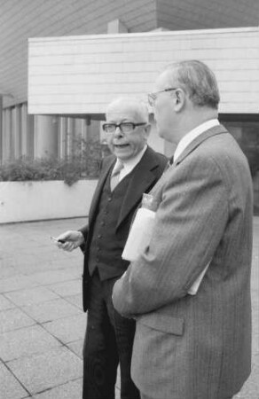 Freiburg: Kongresshalle [am Karlsplatz], Justizminister Posser, Bundespräsident Heinemann, auf Terrasse