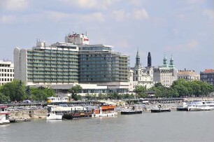 Budapest - Mariott Hotel am Donauufer : Blick über die Donau zum Mariott Hotel am Pester Donauufer. Aufgenommen in der City von Budapest am 13. Juni 2011