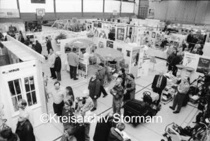 Gewerbeausstellung "Reinfelder Schaufenster": Sporthalle der Joachim-Mähl-Schule: Veranstalter Handelsverein Reinfeld (HVR) e.V.: Blick von Empore über Stände und Besucher: 16./17. März 1996