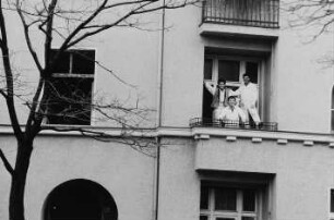 Maler auf dem Balkon eines Wohnhauses