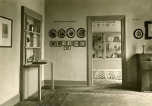 Kaiserslautern: Zinkmuseum, Raum: Familienbildnisse und Durchblick in den Raum: Symbole der Volkskunst