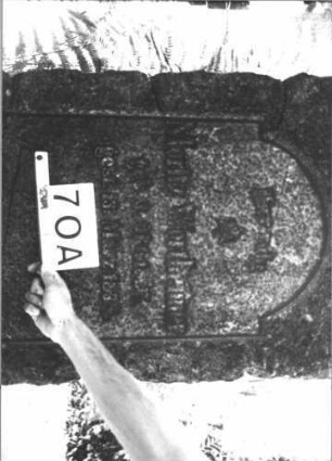 Grabstein 70 (Index: 100084975) Maße HxBxT: 124x60x35 cm Beschreibung: Stele, rustica, Schriftplatten mit eingezogenem Rundbogenabschluß: Grabstein 70A (Detailaufnahme 2)