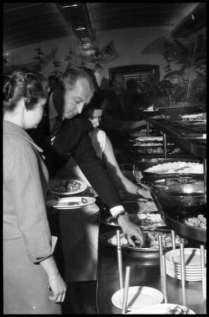 Grossenbrode: Gäste am Buffet [auf der Fähre]