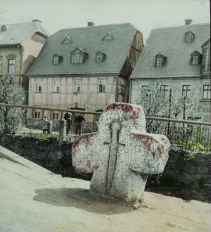 Steinkreuz : Claußnitz, Steinkreuz mit eingeritztem Schwert auf dem Dorfplatz bei der Kirche