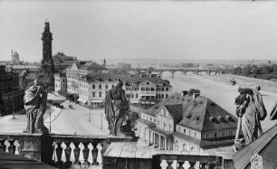 Dresden-Altstadt. Blick vom Dach der Hofkirche nach Nordwesten gegen Fernheizwerk, Hotel Bellevue und Italienisches Dörfchen