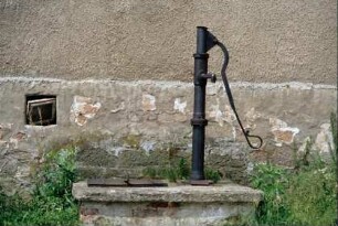 alte Schwengel-Pumpe auf einem Brunnen