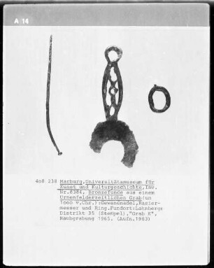 Bronzefunde aus einem Urnenfelderzeitlichen Grab: Gewandnadel, Rasiermesser und Ring