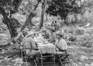 Zu Tisch (Afrika-Expedition 1931-1932)