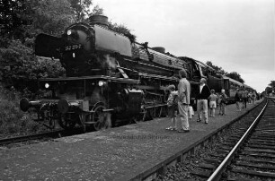 Cuxhaven: Sonderfahrt mit einer Oldtimer-Lokomotive, Baureihe 042 der Firma Borsig: Halt an einem Bahnhof in Richtung Hamburg