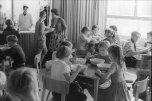 Dresden-Striesen, Fetscherstraße 2. 6. Mittelschule. Schüler bei der Schulspeisung