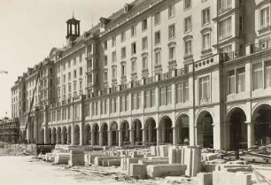 Wohn- und Geschäftshaus : Dresden-Altstadt, Altmarkt, Blick über Baustelleneinrichtungen gegen Wohn- und Geschäftshäuser