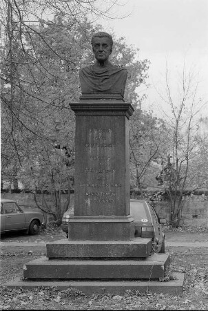 Büstendenkmal für König Anton den Gütigen von Sachsen : Büstendenkmal für König Anton den Gütigen von Sachsen. Eisenkunstguß (um 1840; E. Rietschel). Dresden-Friedrichstadt, Behamplatz