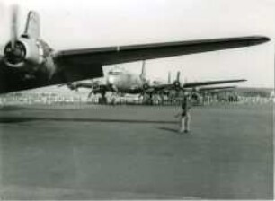 Britische Transportflugzeuge während der Luftbrücke auf dem Flughafen Gatow