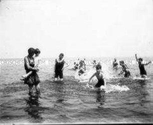 Seebad Heringsdorf, Menschen im Meer