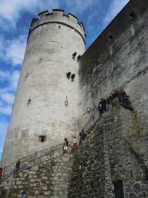 Salzburg - Turm auf der Festung : Turm und Treppenaufgang zum Innenhof der Festung. Aufgenommen in Salzburg am 22. Juli 2011