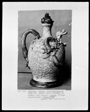 Bauchiger Krug mit Drachen