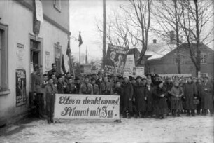 HJ bei Wahlkundgebung am Gasthaus zum Bahnhof : li. in Uniform Otto Kreher