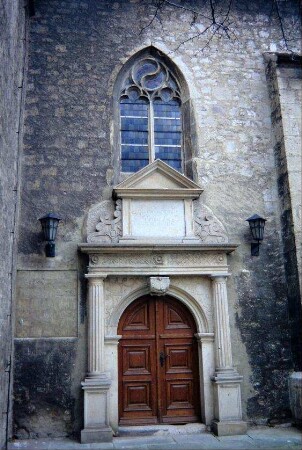 Renaissanceportal der Kirche, darüber ein älteres, gotisches Fenster