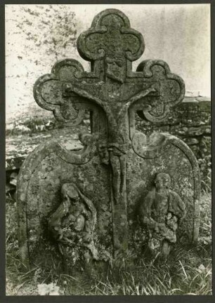 Friedhof. Grabkreuz, heller Sandstein
