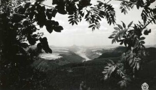 Sächsische Schweiz. Elbtal abwärts gegen Lilienstein und Schmilkaer Felsrevier. Blick nach Westnordwest vom Großen Winterberg