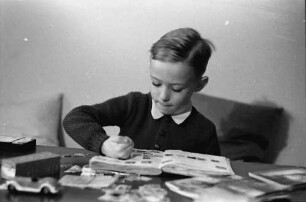 Bukarest: Wohnung Schmidt, Schmidt (Junior) beim Briefmarkenkleben