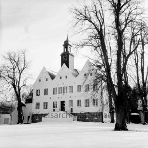 Kloster Nütschau: Herrenhaus: Außenansicht von Norden: Vorderfront mit Treppe: rechts und links Bäume: verschneite Außenanlagen: Winter