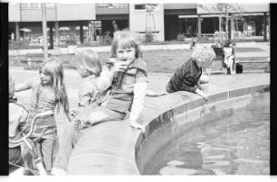 Kleinbildnegativ: Kinder, Mehringplatz, 1977