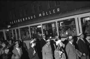 Freiburg: Fackelzug hinter Publikum, Hintergrund Straßenbahn, Bertoldstraße