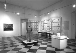 Dresden-Altstadt. Schloß. Ausstellung "Eine gute Figur machen - Kostüm und Fest am Dresdner Hof", 10.9.-3.12.2000. Eingangssaal, Saal 1. Raumaufnahme mit Turnierkleid "Semiramis" (1672/1678), Katalog Nr. 39
