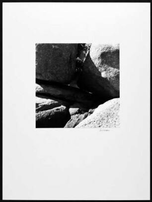 Bretagne. Granitfelsblock am Strand von Saint-Guirec