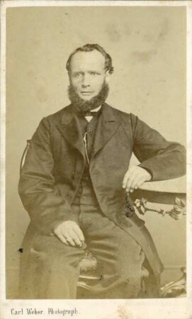 Fotografie eines sitzenden Herren
