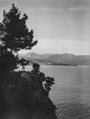 Bergpanorama : Blick auf eine Bergkette, davor ein See