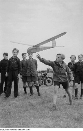 Junge beim Starten eines Modellflugzeuges