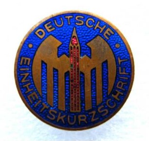 Stenographenabzeichen Deutsche Einheitskurzschrift (mit Broschennadel) : Sammlung Beinhorn. Stenographenabzeichen Deutsche Einheitskurzschrift (geflügelte Feder auf blauem Grund, mit Broschennadel; rückseitig: Winklers-Verlag Darmstadt). Email, Metall; Durchmesser 20 mm (nach 1924). Dresden: SLUB R c 0254