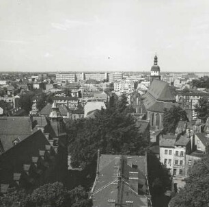 Cottbus-Mitte. Altstadt mit Oberkirche St. Nikolai. Blick vom Gerichtsturm nach Westen gegen neues Stadtzentrum