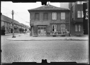 Neuruppin, Kommisionsstraße. Wohnhaus mit Laden. Straßenfront
